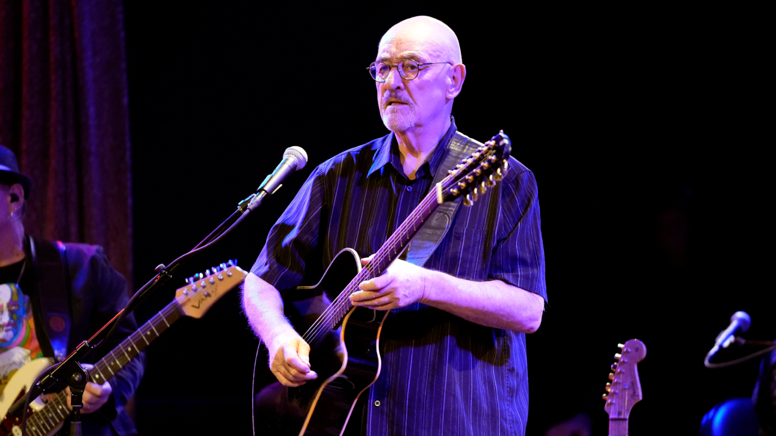 توفي ديف ماسون، المؤسس المشارك لفرقة ترافيك، والذي حقق مسيرة فنية حافلة بالإنجازات والجوائز، عن عمر ناهز 79 عامًا 