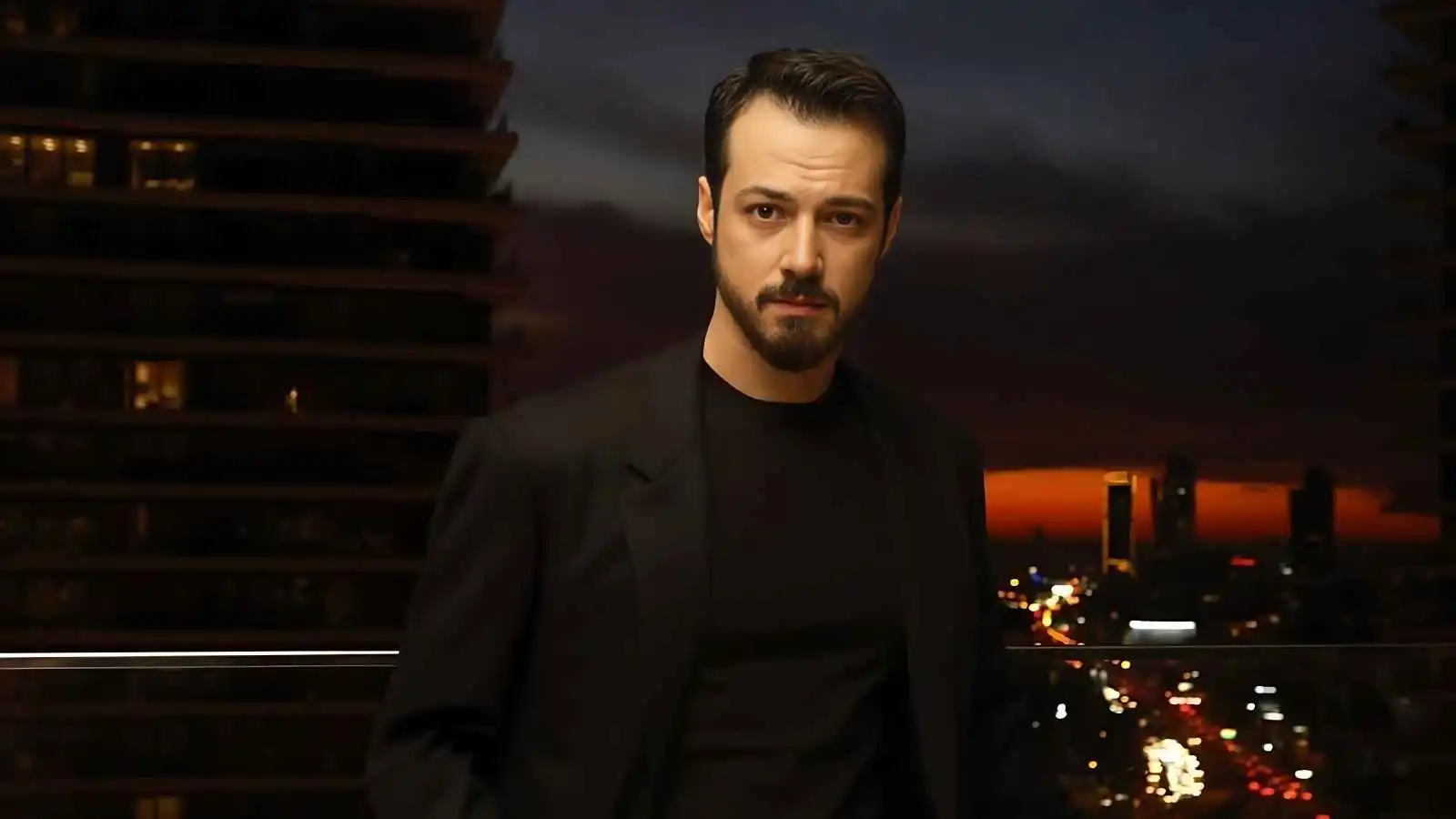 مارت يازجي أوغلو يعيش أجمل أيامه مع حبيبته زينب
