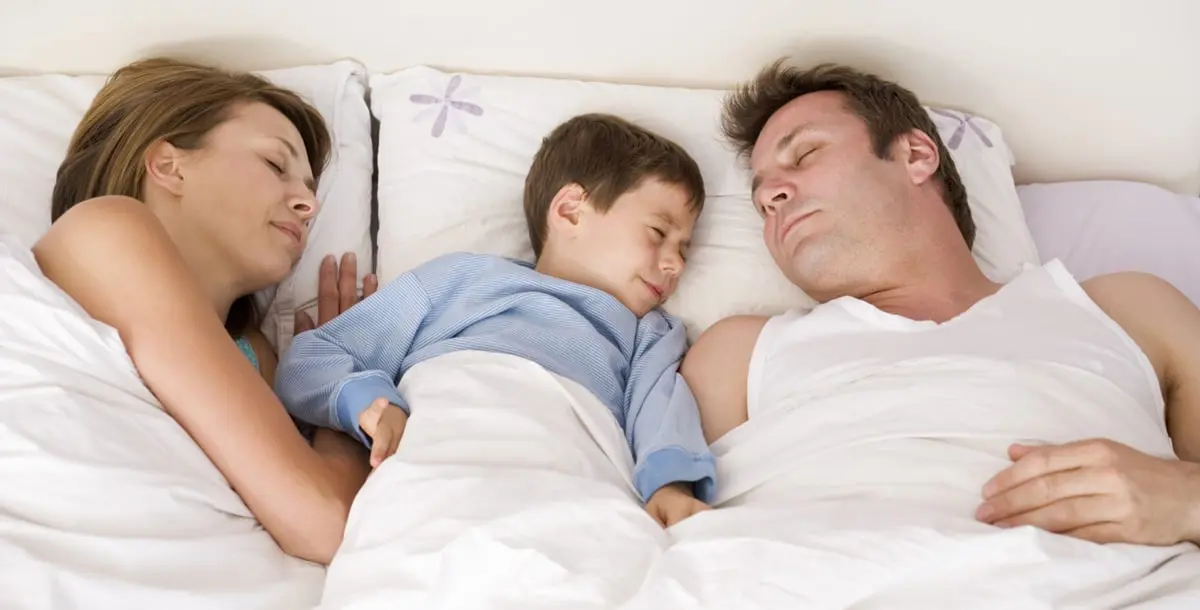 هل توجد مخاطر تنتج عن نوم الطفل في غرفة والديْه؟