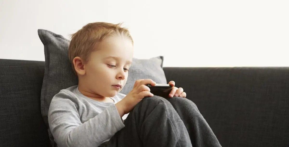 متى تسمحين لطفلك باقتناء هاتف الذكي؟