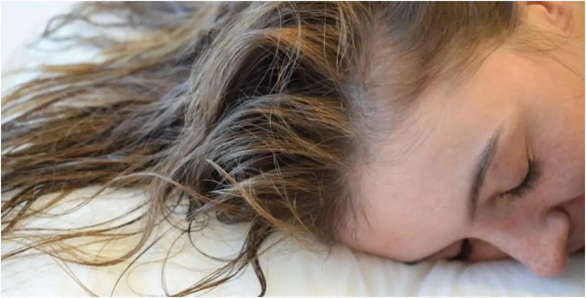 هل النوم بالشعر المبلل يضره أم لا؟