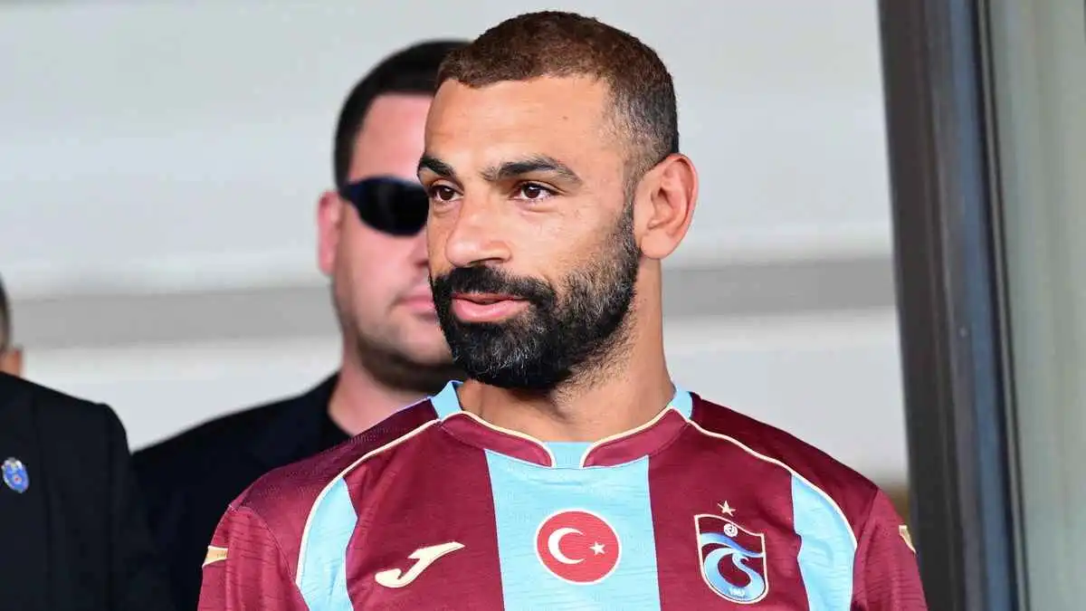 محمد صلاح في ضيافة سيدة تركية على مائدة تقليدية (فيديو)