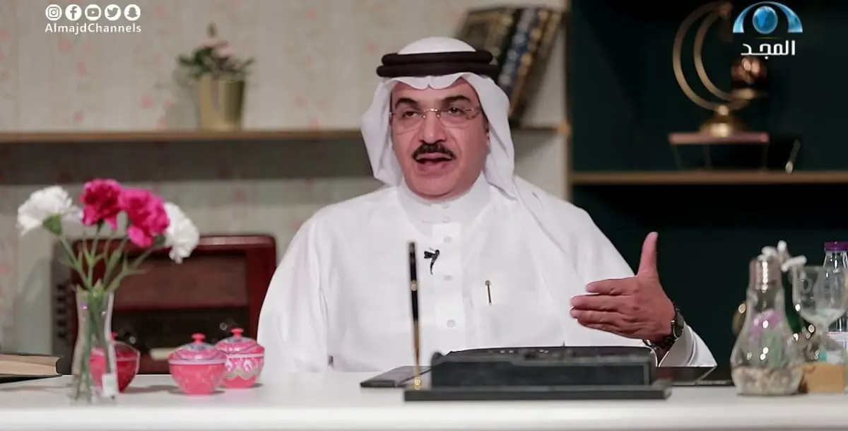 مذيع سعودي يعالج خطأ موظف الاستوديو بتصرف مضحك على الهواء!
