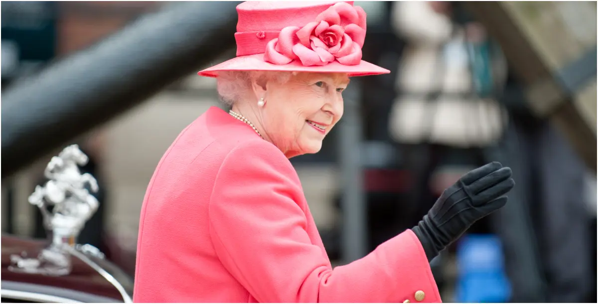 الملكة إليزابيث الثانية ترتدي القفازات بجميع المناسبات.. ما السر وراء ذلك؟!
