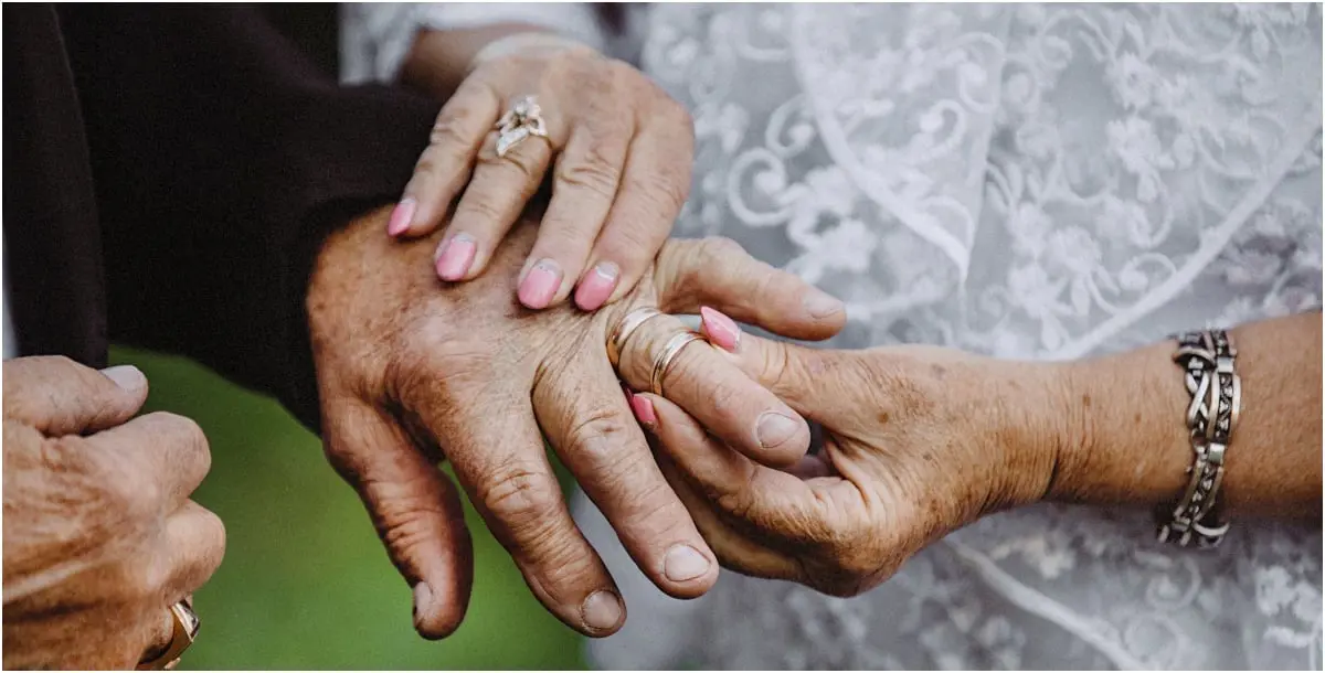 عروس في سنّ الـ 72 توافق أخيرًا على طلب حبيبها بالزواج بعد إلحاح استمرّ 42 عامًا!