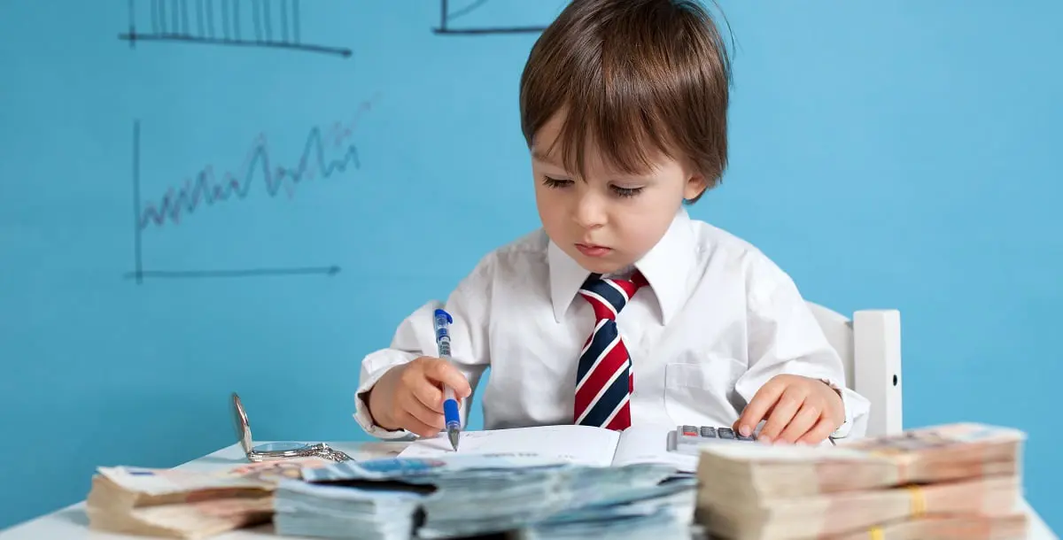كيف تعززين ثقافة طفلك المالية مع عودته للدراسة؟