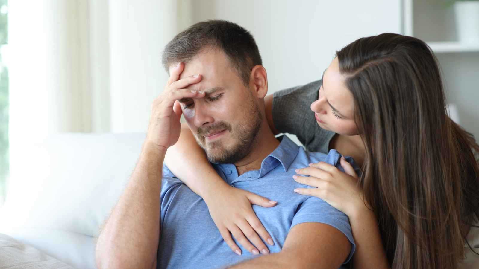 كيف تكتشفين أن شريكك يُخفي حزنه العميق؟
