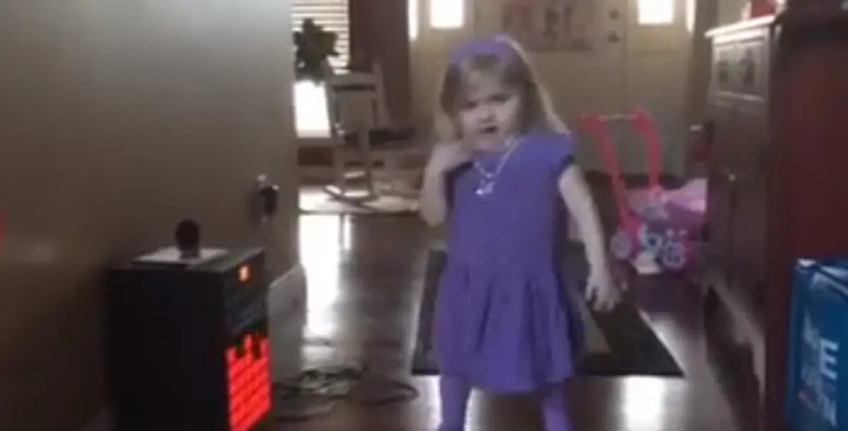 طفلة تقدم أروع غناء ورقص في العالم