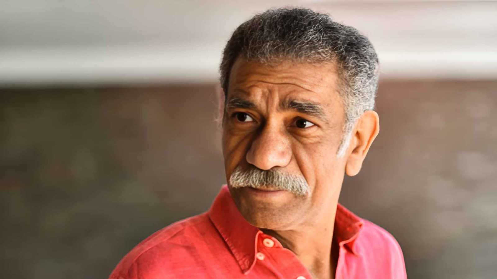 سيد رجب ينعى والد طليقته ويشارك في تشييع جثمانه