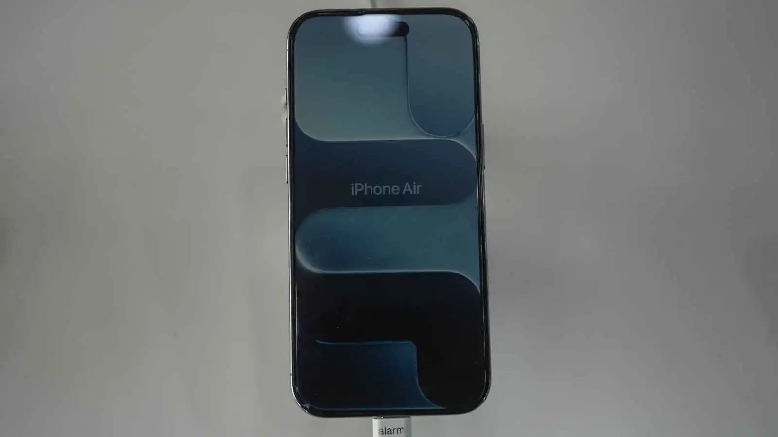 كم أصبح سعر هاتف  iPhone Air بعد تراجع قيمته؟