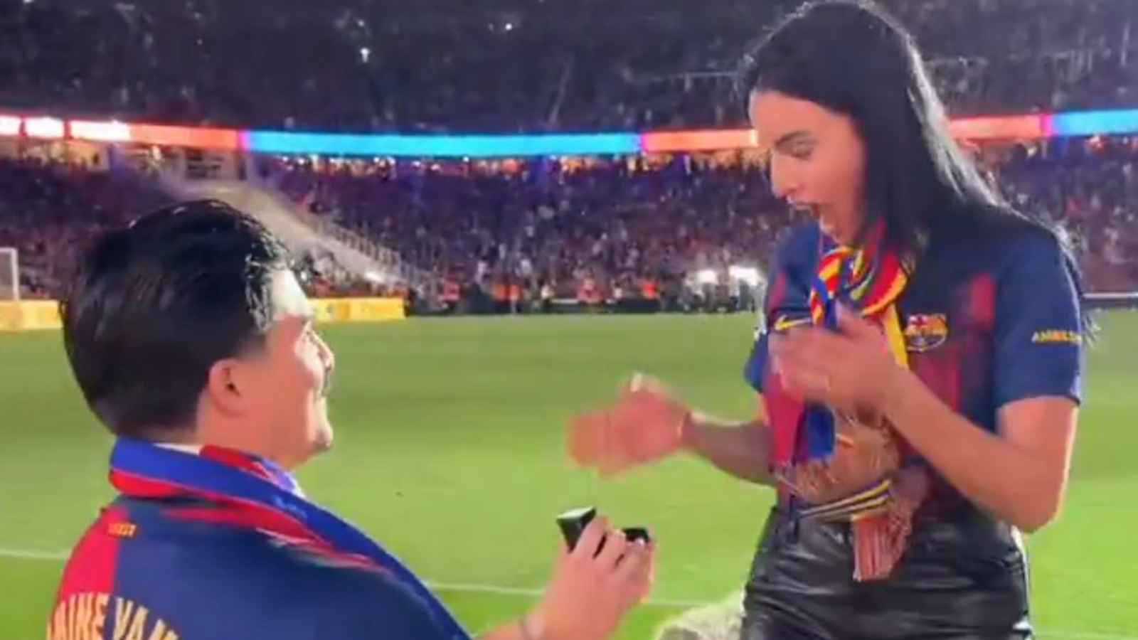 عرض زواج يحبس الأنفاس في مباراة برشلونة وريال مدريد (فيديو)