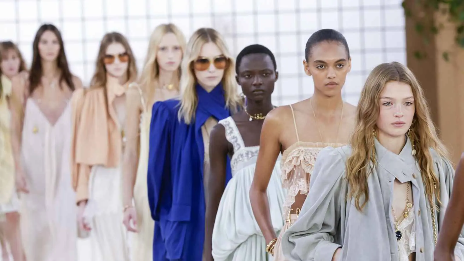 Chloé تعيد إحياء موضة السبعينيات