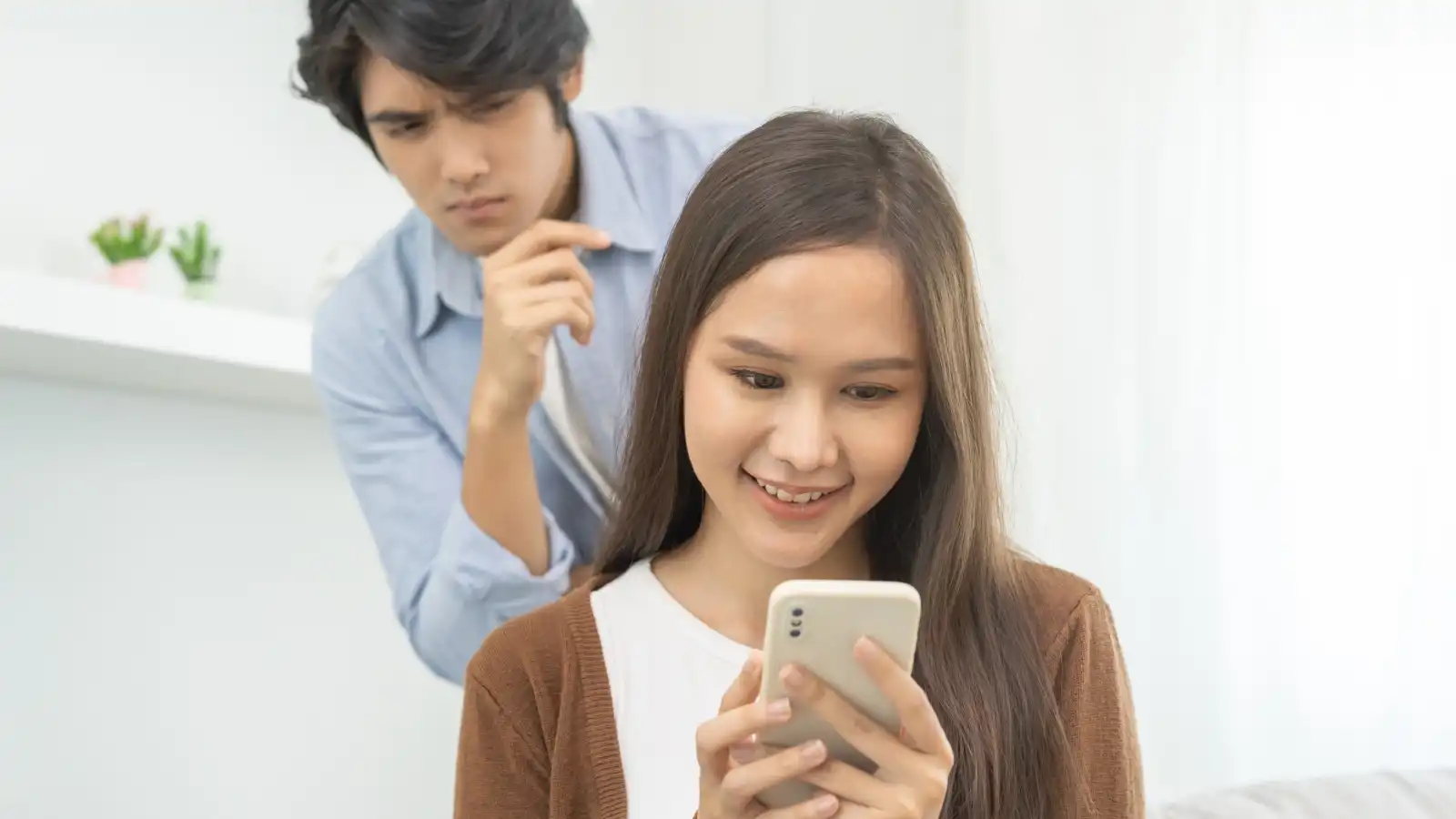 هل مشاركة كلمات المرور بين الزوجين تعزز الثقة أم تلغي الخصوصية