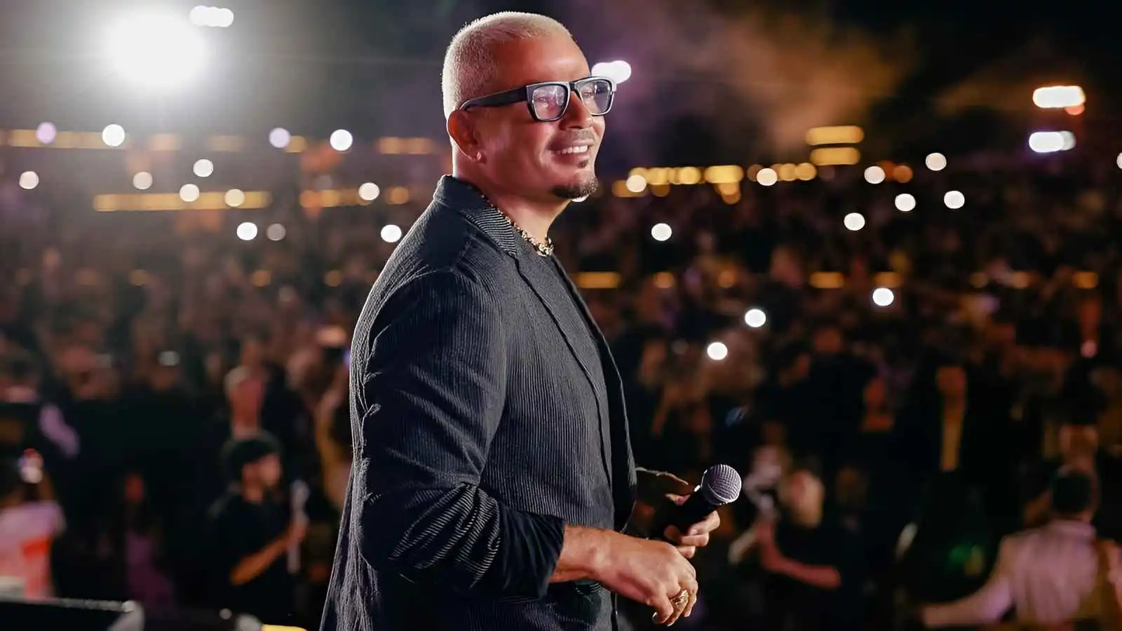 لماذا رفض عمرو دياب رقص لجين خلفية في حفل الأهرامات؟