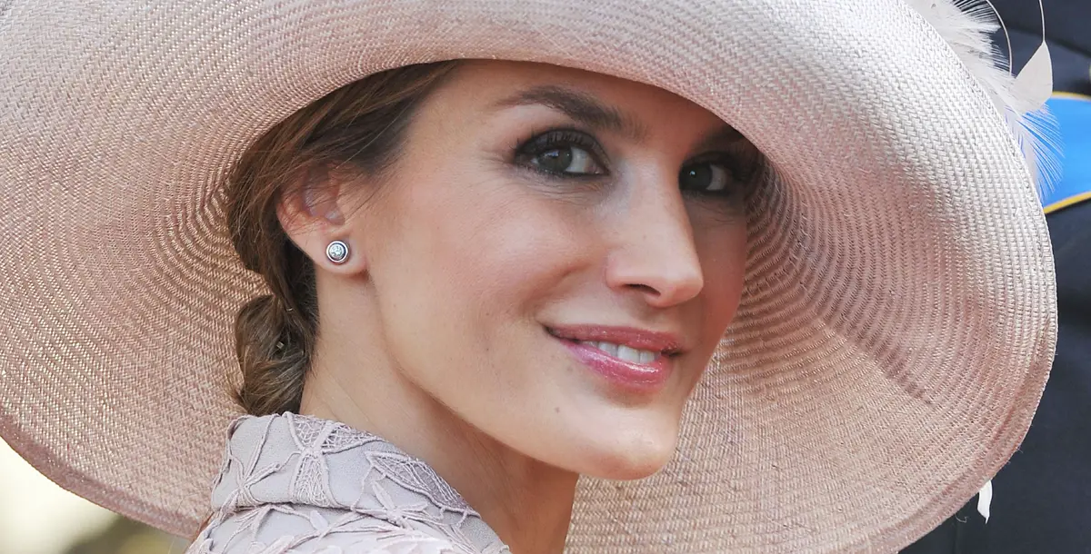 ملكة إسبانيا تبهر الجميع بتنورة "بنسل" نابضة بالحيوية