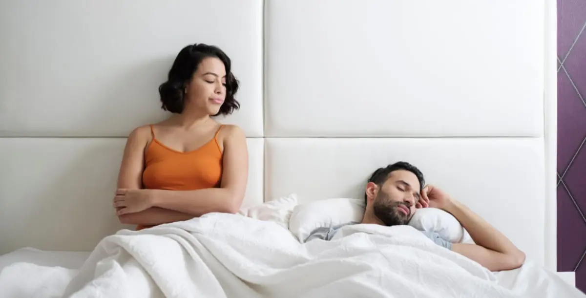 ما العلاقةُ بين مِقدار نوم زوجك في الليل وفرصتك في الحمل؟