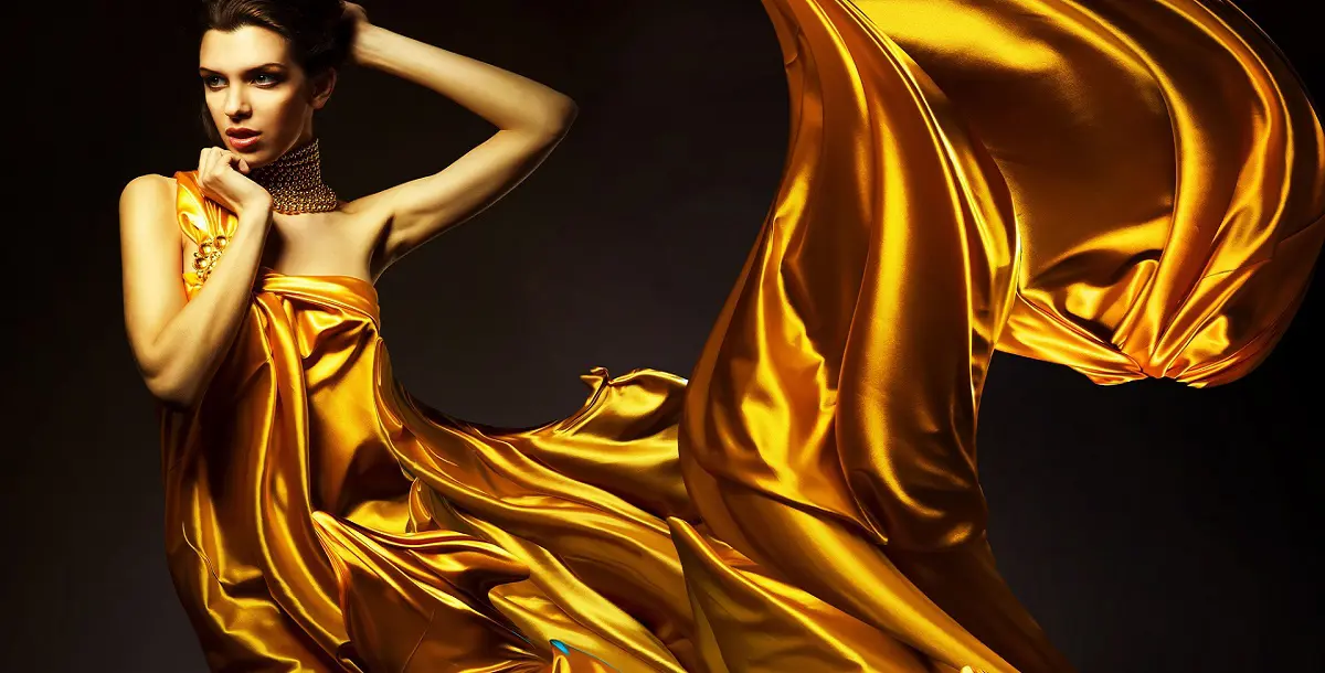 بالصور.. نجمات بوليوود يرسمن لوحات الألق بالبشرة البرونزية والفستان الذهبي