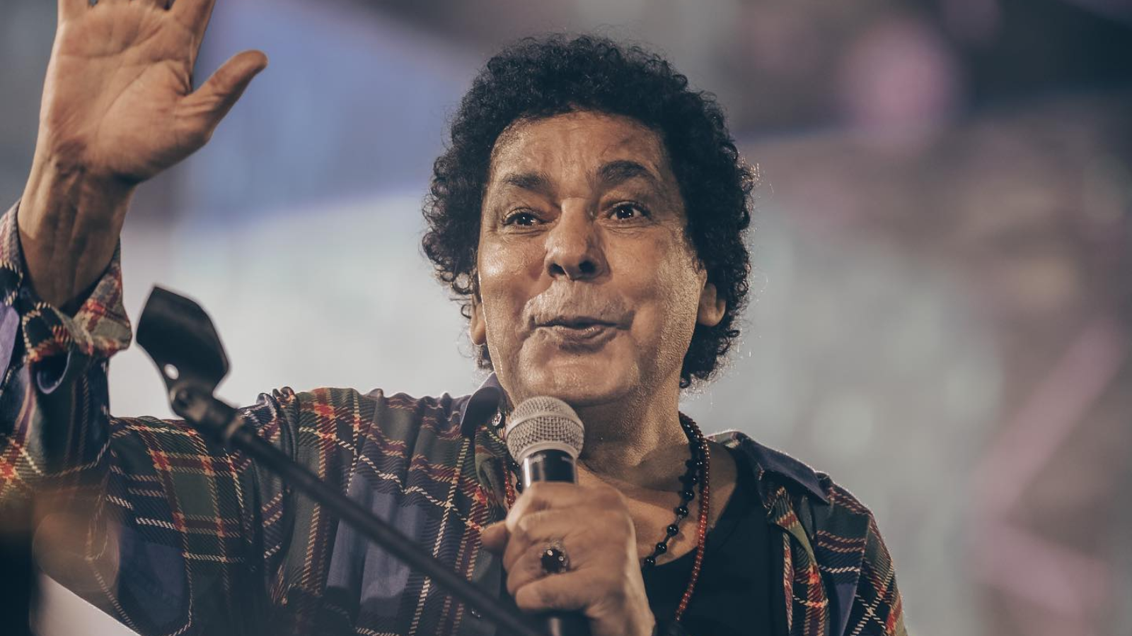 (خاص) نادية مصطفى تكشف تطورات الحالة الصحية للفنان محمد منير