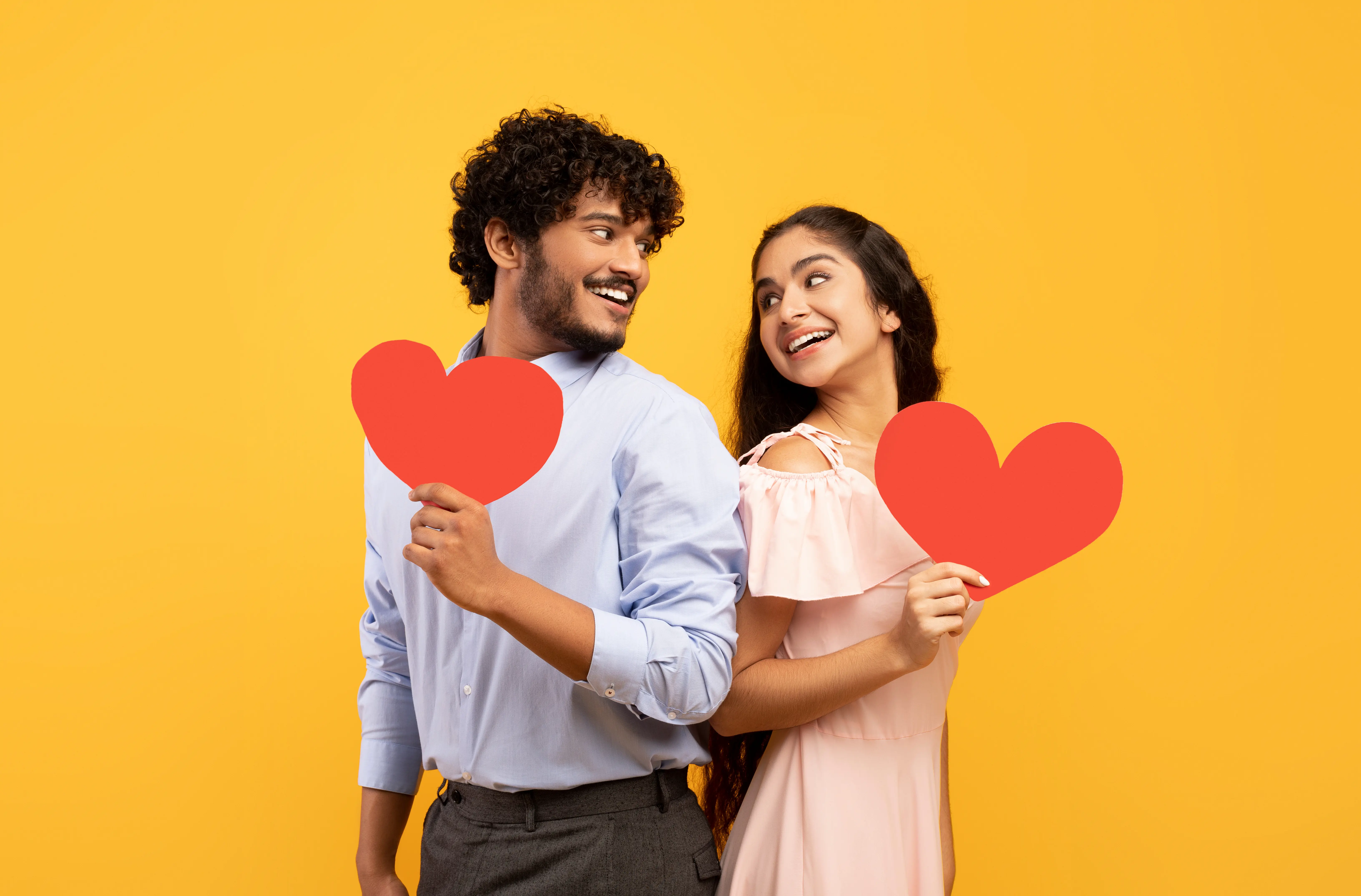 فتاة وشاب يحملان قلب حب