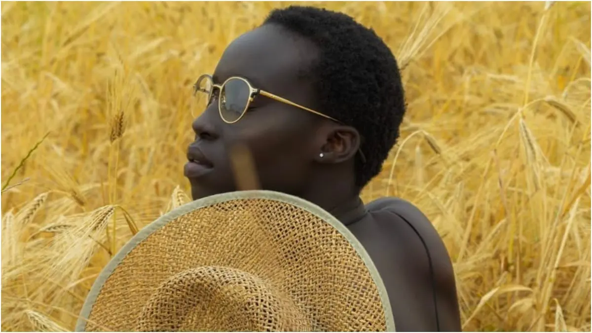 عارضة أزياء سودانية تحارب العنصرية بطريقة أثارت استحسان الجمهور