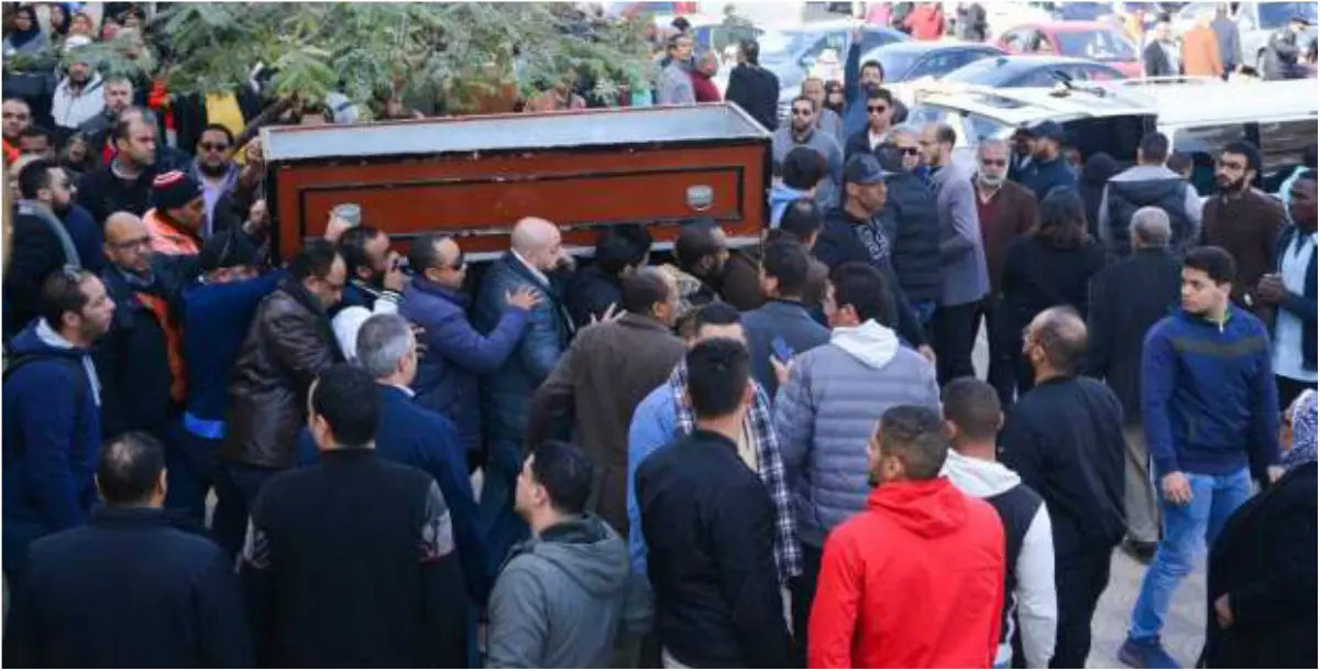 وفاة مدير أعمال محمد منير.. و"الكنج" ينهار باكيا في جنازته!