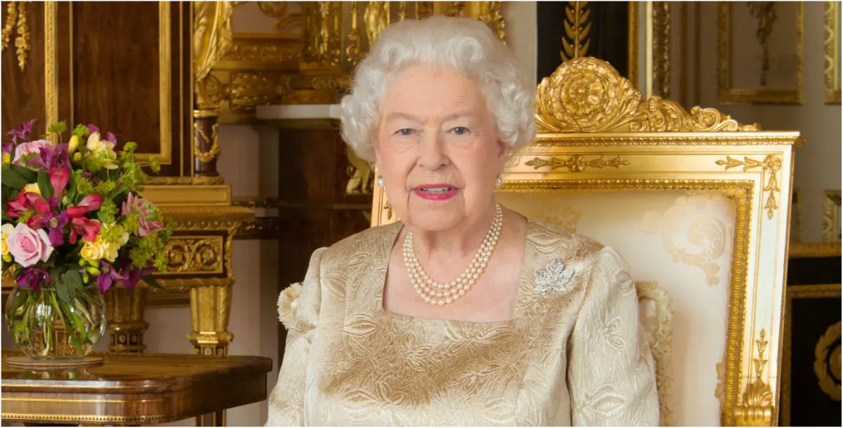 الملكة إليزابيث تُثيرُ جدلاً بسبب في القصر.. شاهدي!