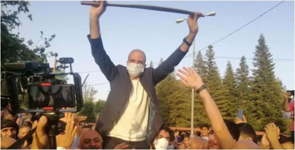 فيديو مدهش من لبنان.. وزير الصحة يكافح كورونا بالرقص وسط الحشود