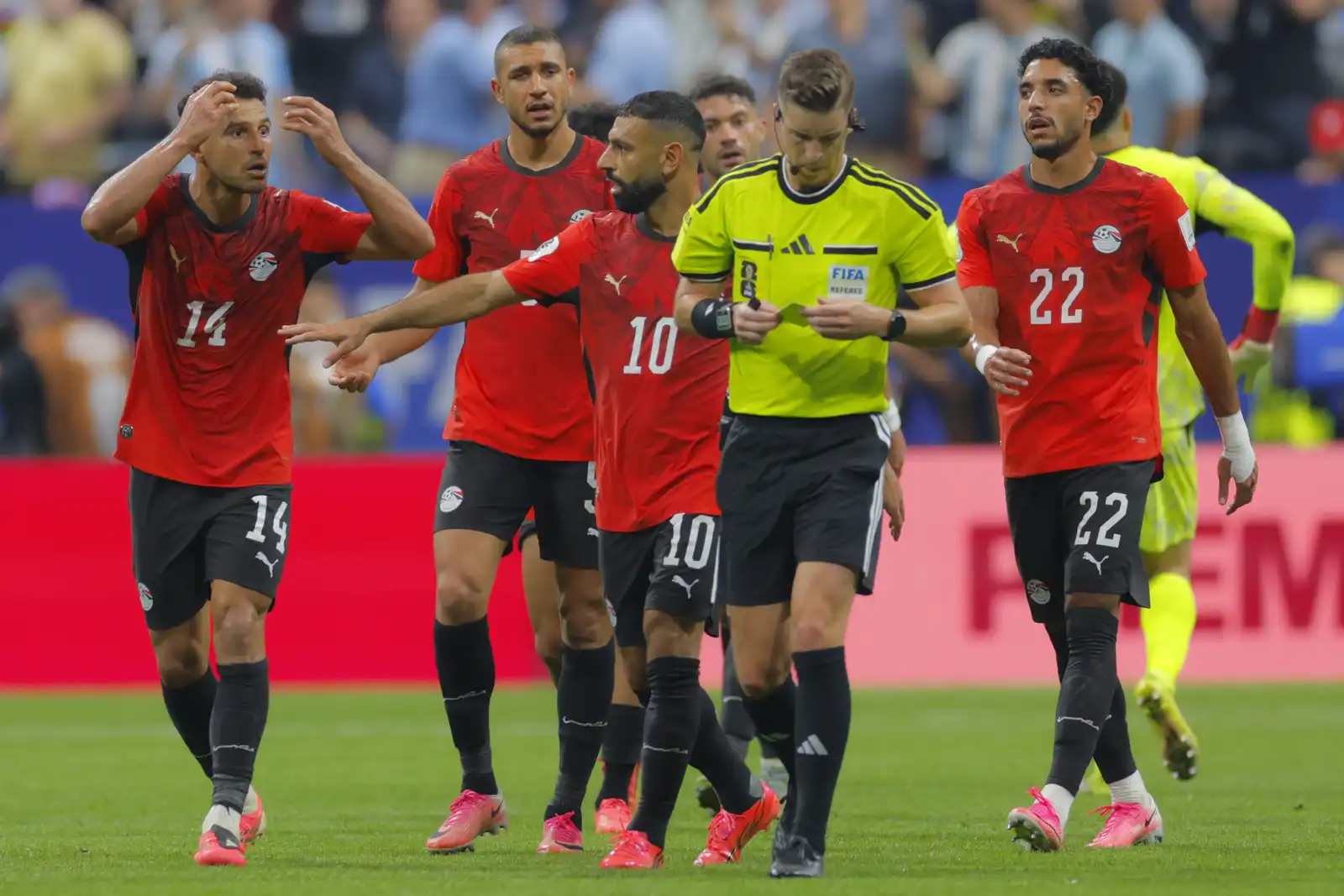 حسام حسن يفتح النار على حكم مباراة مصر والأرجنتين