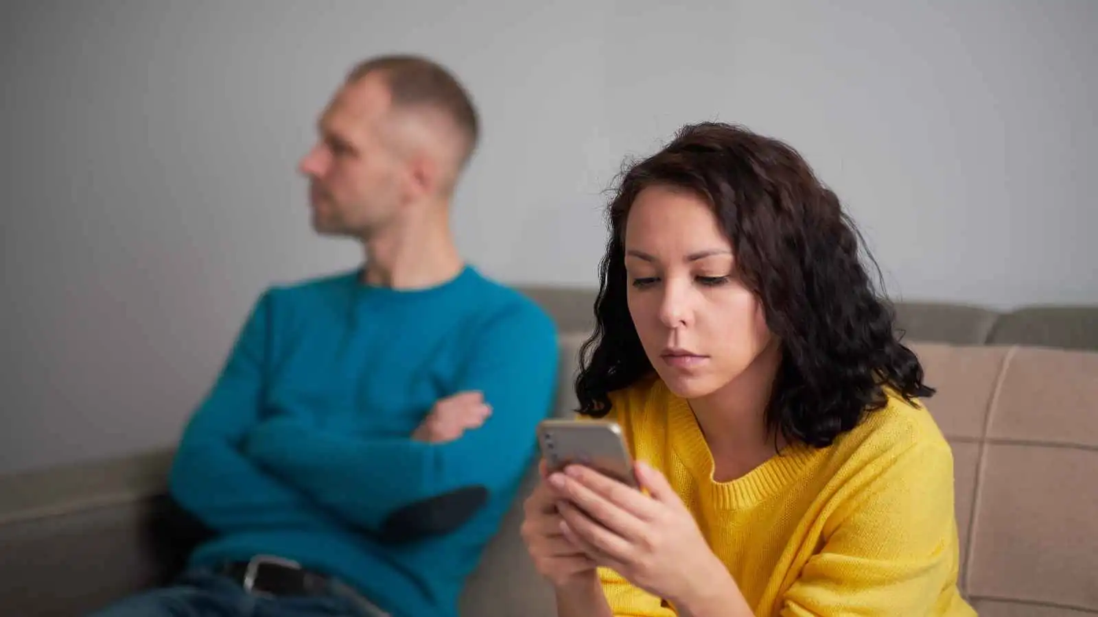 هل يتحول الاعتماد على الذات إلى عزلة عاطفية بين الزوجين