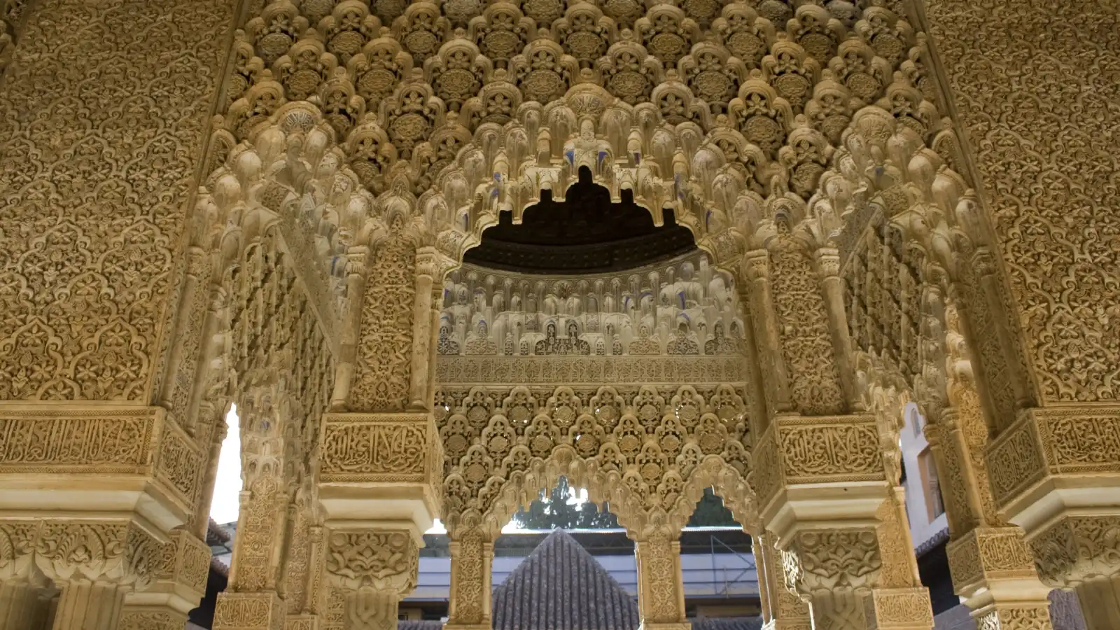 تاريخ قصر الحمراء في إسبانيا وتحفة العمارة الإسلامية