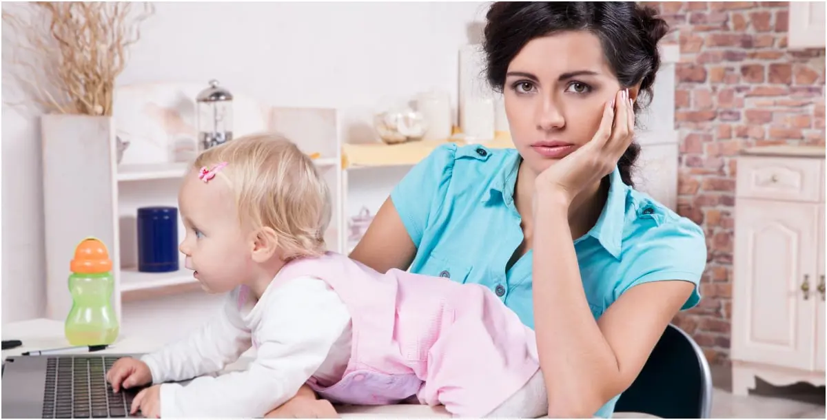 للأمهات العاملات.. كيف توفّقين بين وظيفتك وعائلتك؟