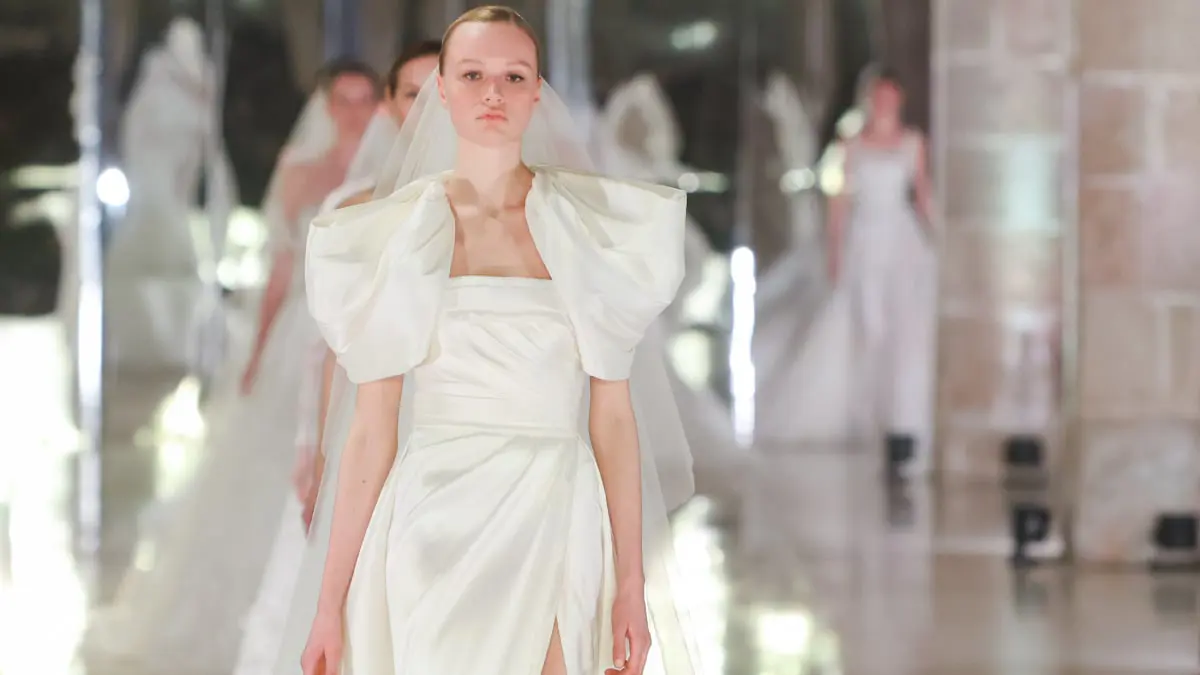 إيلي صعب يقدم عرضا مخصصا لفساتين زفاف 2024 في برشلونة
