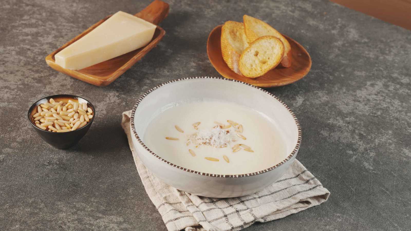 طريقة تحضير شوربة الطماطم البيضاء بالكريمة والبارميزان 