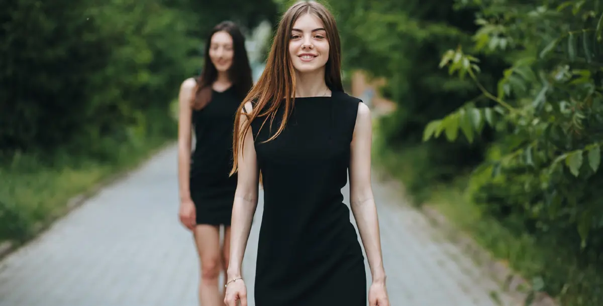 بالصور .. الفساتين السوداء طريقكِ لإطلالات مميزة في موسم الإجازات