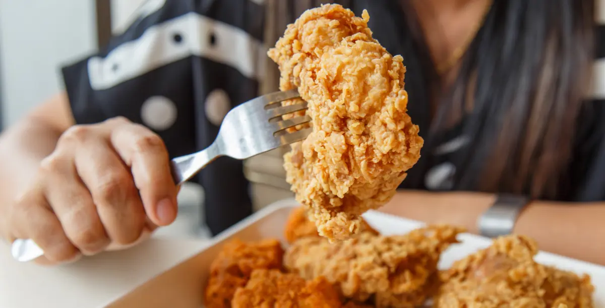 بالصور.. هكذا تحصلين على وجبة "دجاج مقلي" مقرمشة ولذيذة