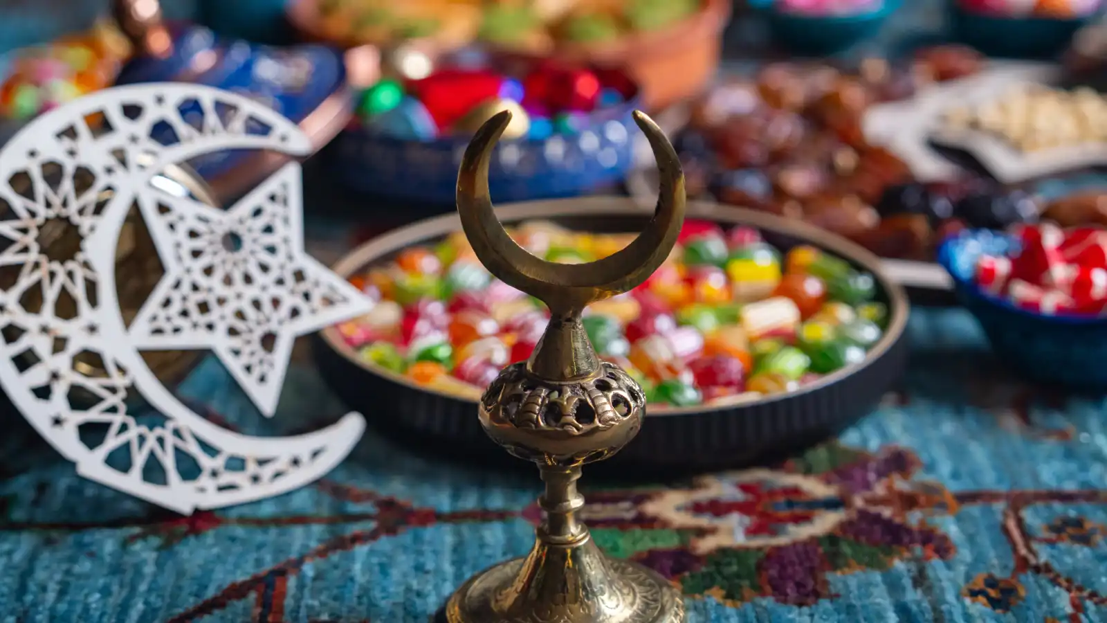 طرق مبتكرة لتزيين طاولة ضيافة عيد الفطر في منزلك
