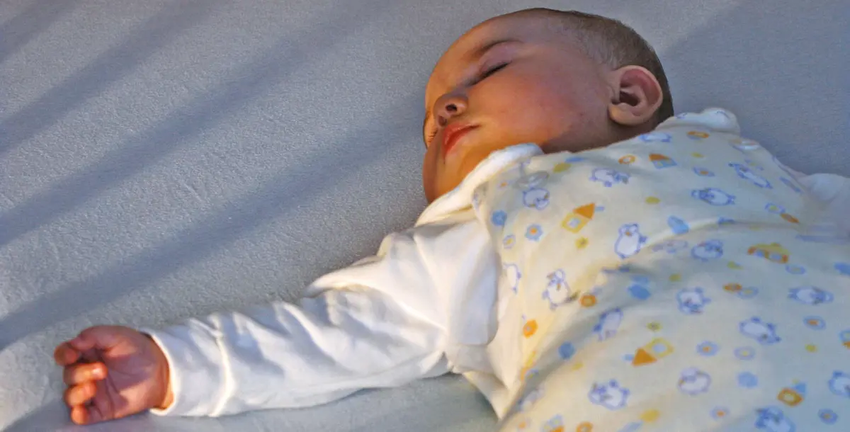 سرير الوالدين يهدد الرضيع بالموت المفاجئ!