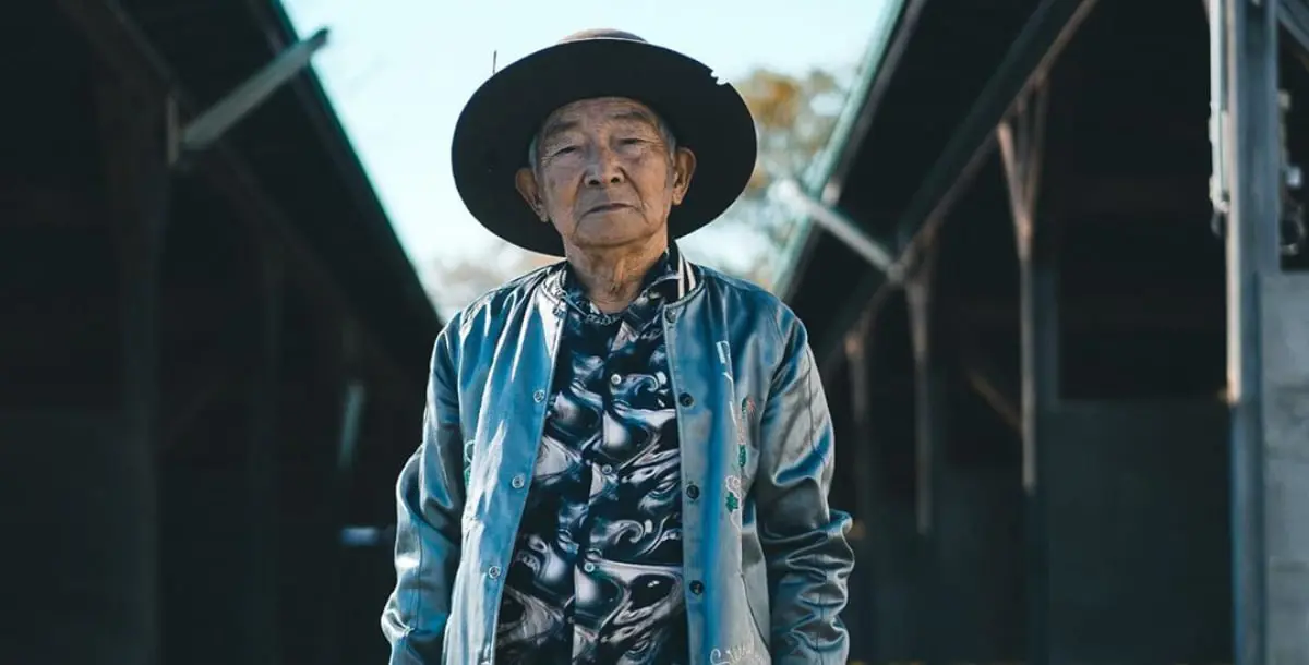 ثمانينيّ يابانيّ يعرضُ الأزياء بمُساعدة حفيده.. هل العمر مجرّد رقم؟