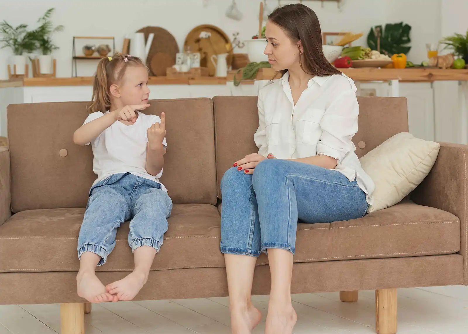 كيف يساعد الحوار الطفل على فهم مشاعر الآخرين؟