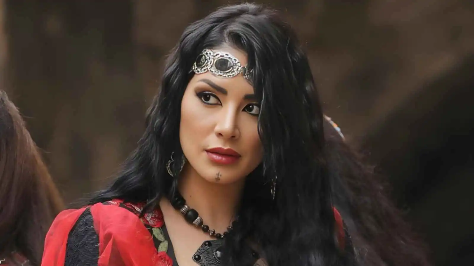 القصة الكاملة وراء اعتزال المطربة السورية سارة فرح