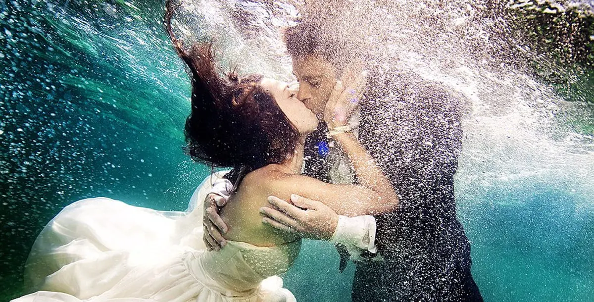 بالصور.. عروسان يختاران قعر المحيط لإتمام زواجهما!!