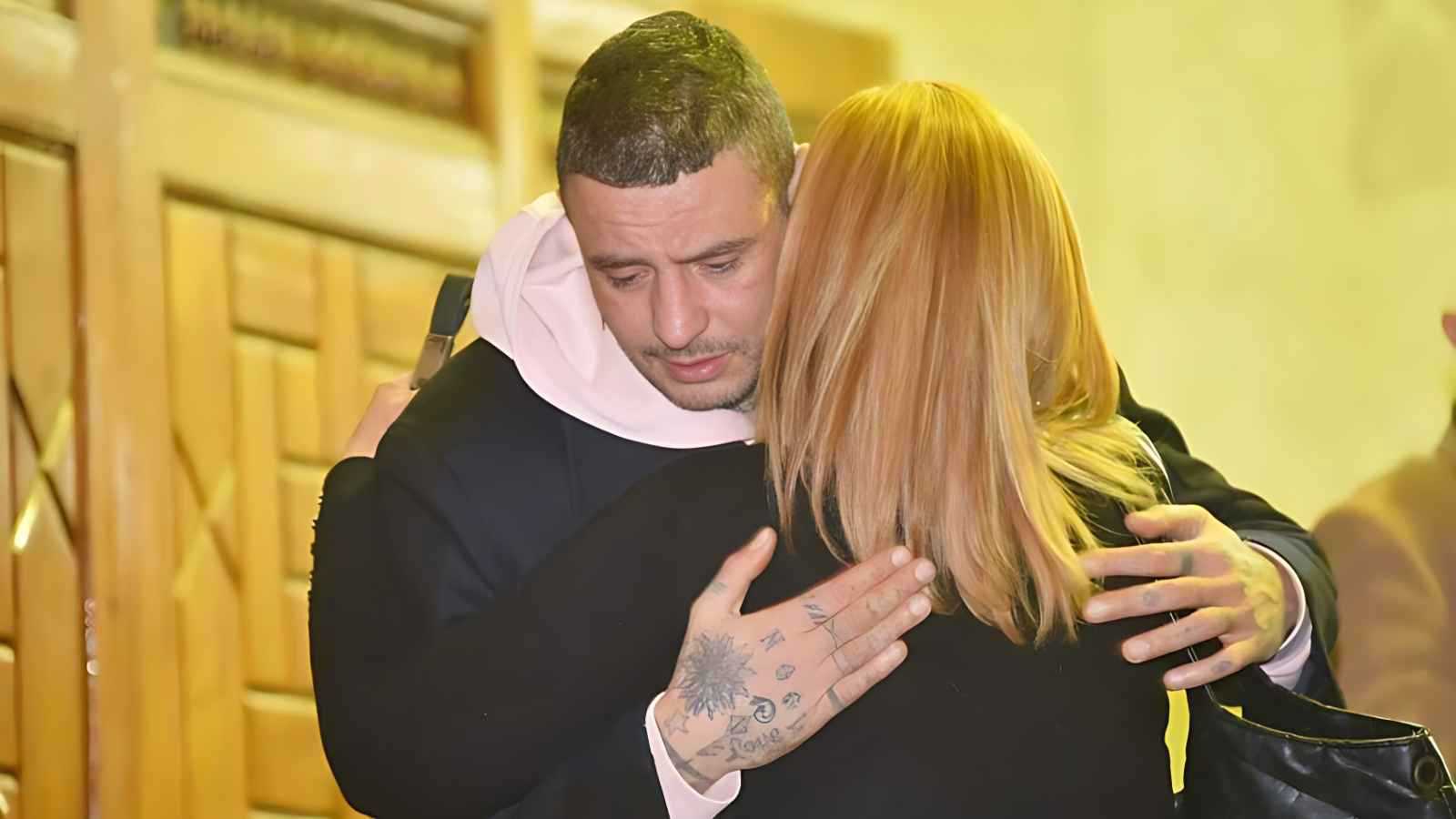 أحمد الفيشاوي ينفعل في عزاء والدته سمية الألفي