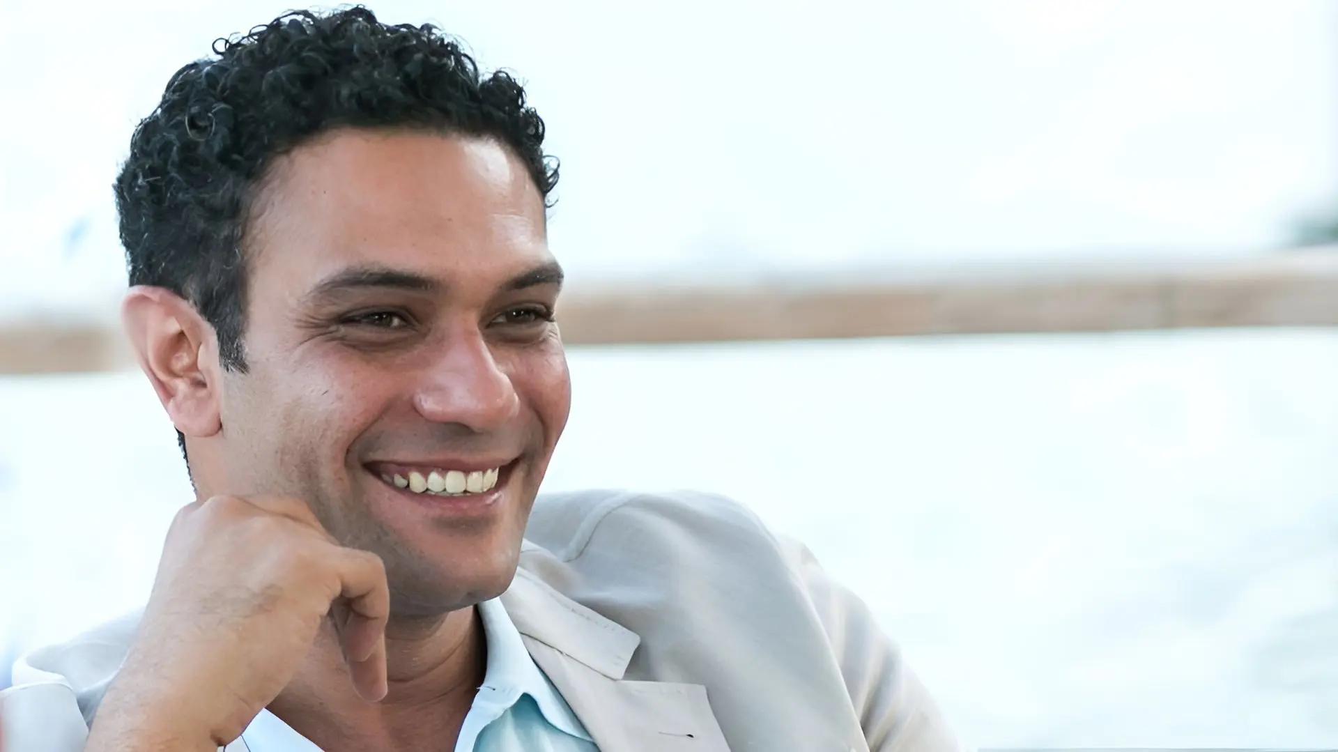 آسر ياسين يشوق الجمهور لـ"ولاد رزق 3" بصورة كدمات