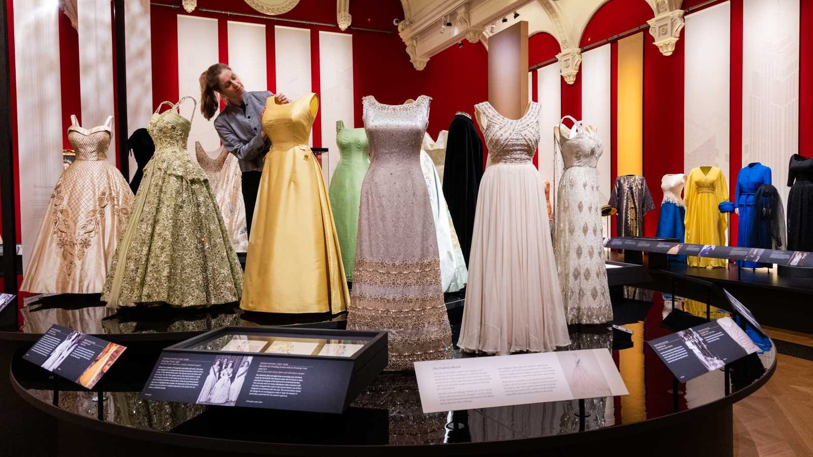 300 قطعة تروي حكاية أناقة الملكة إليزابيث الثانية 