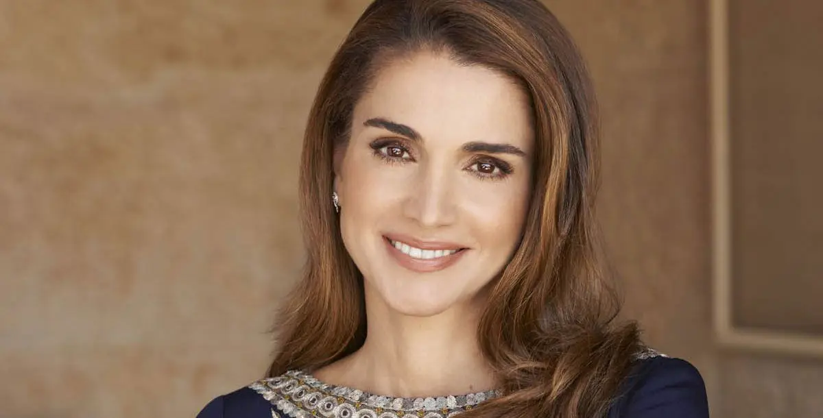 العباءة على طريقة الملكة رانيا.. رقي وحضارة ونعومة