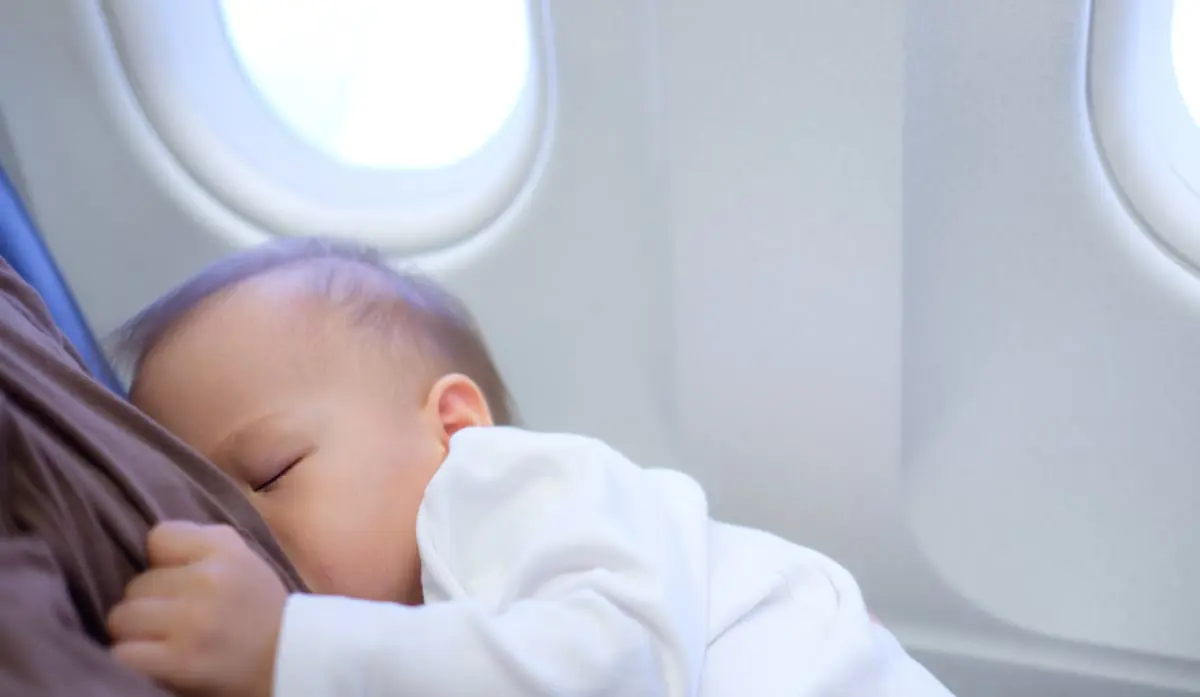 نصائح للأمهات المرضعات أثناء السفر بالطائرة