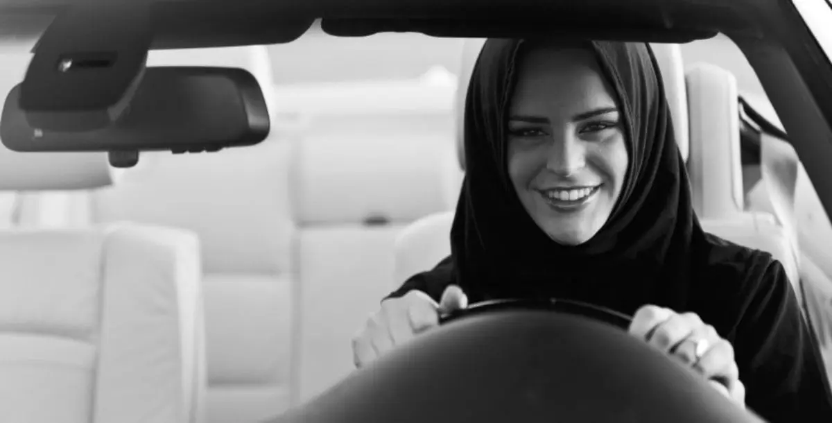 إصدار أول رخصة قيادة لسيدة سعودية.. والنشطاء يحتفلون 