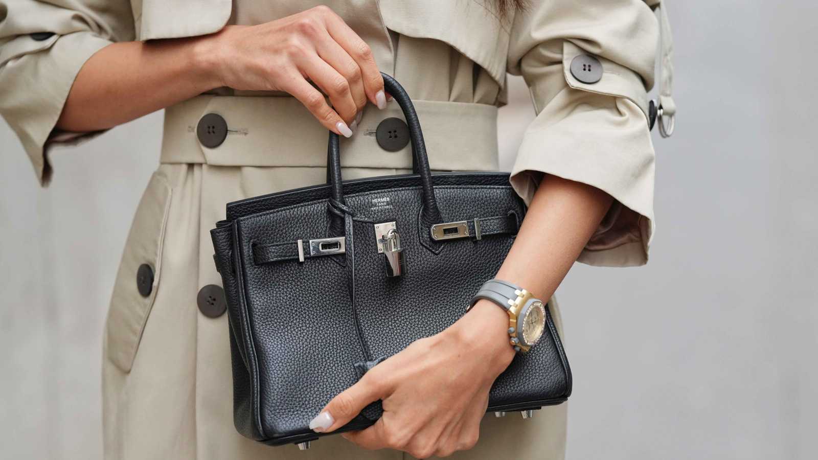 تجسس ناعم في عالم الفخامة: كيف تراقب Hermès زبائنها رقمياً؟