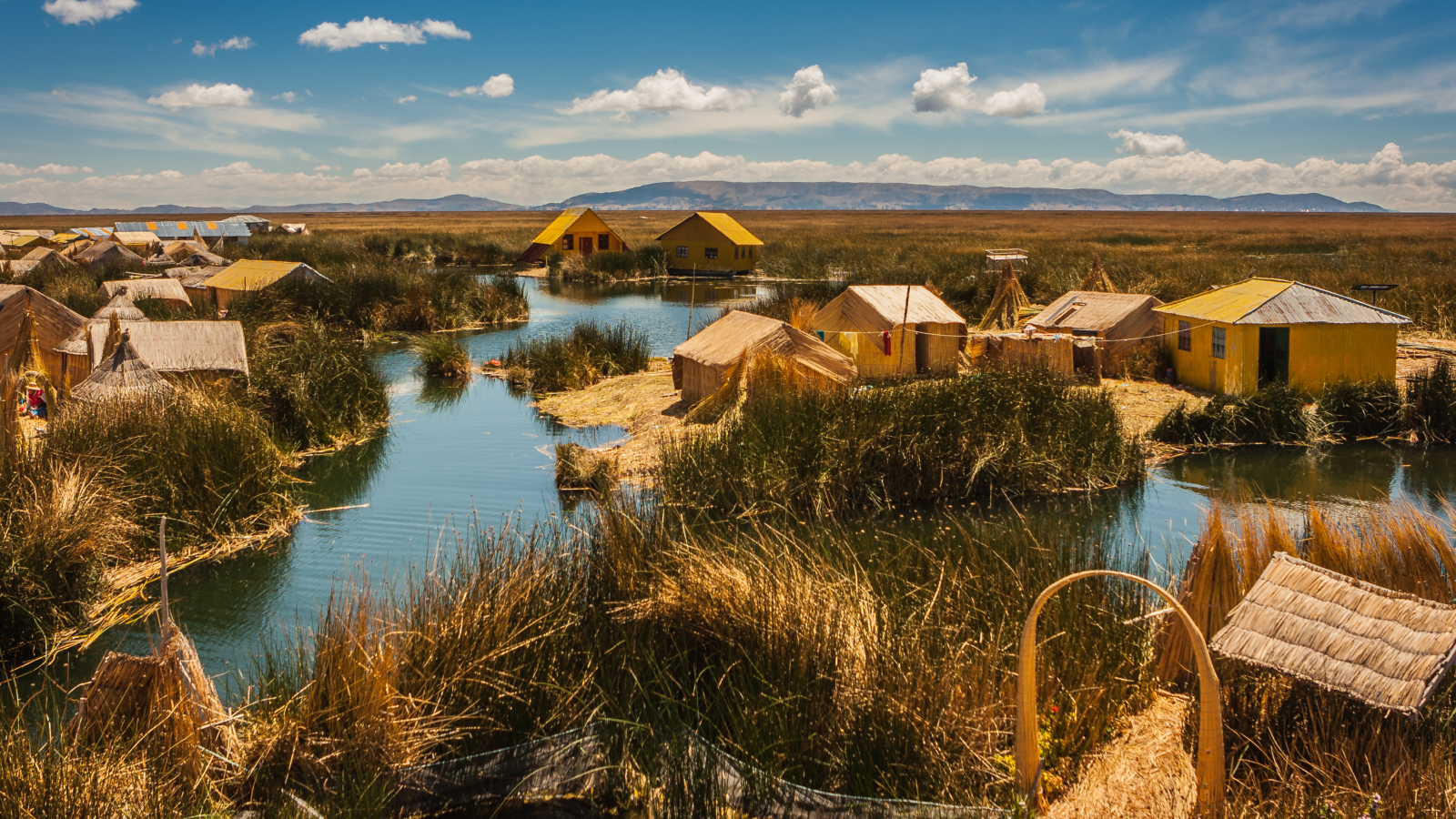 أسرار جزر أوروس العائمة في بيرو 