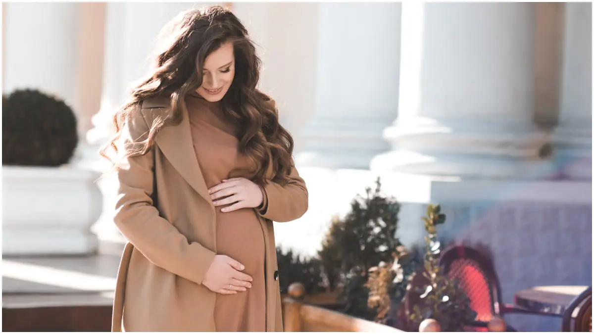 أفكار تساعدك على تنسيق المعطف خلال فترة الحمل في شتاء 2022